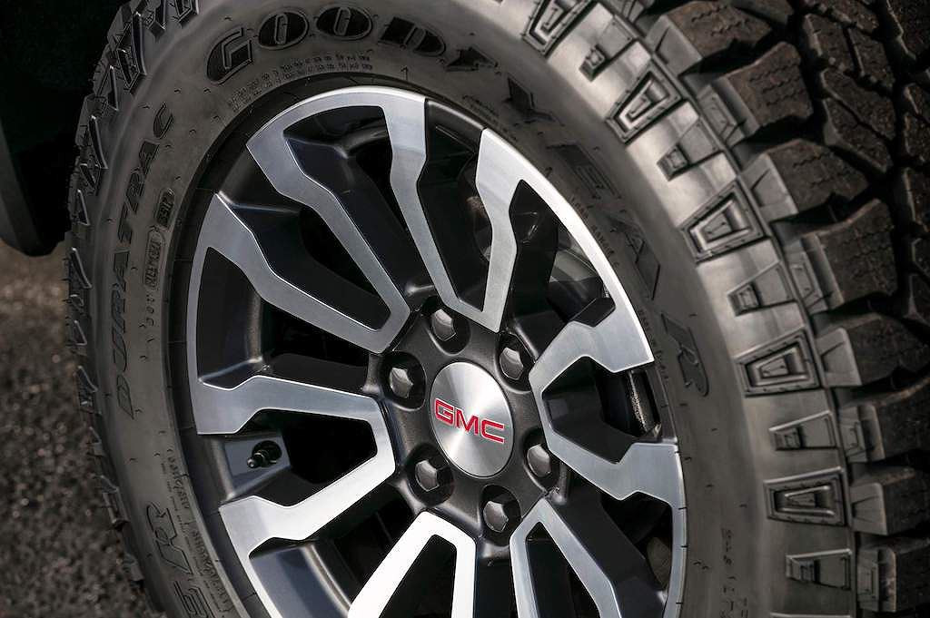 Cận cảnh bộ mâm bằng hợp kim nhôm đường kính 18 inch kèm lốp gai Goodyear Wrangler DuraTrac của xe.
