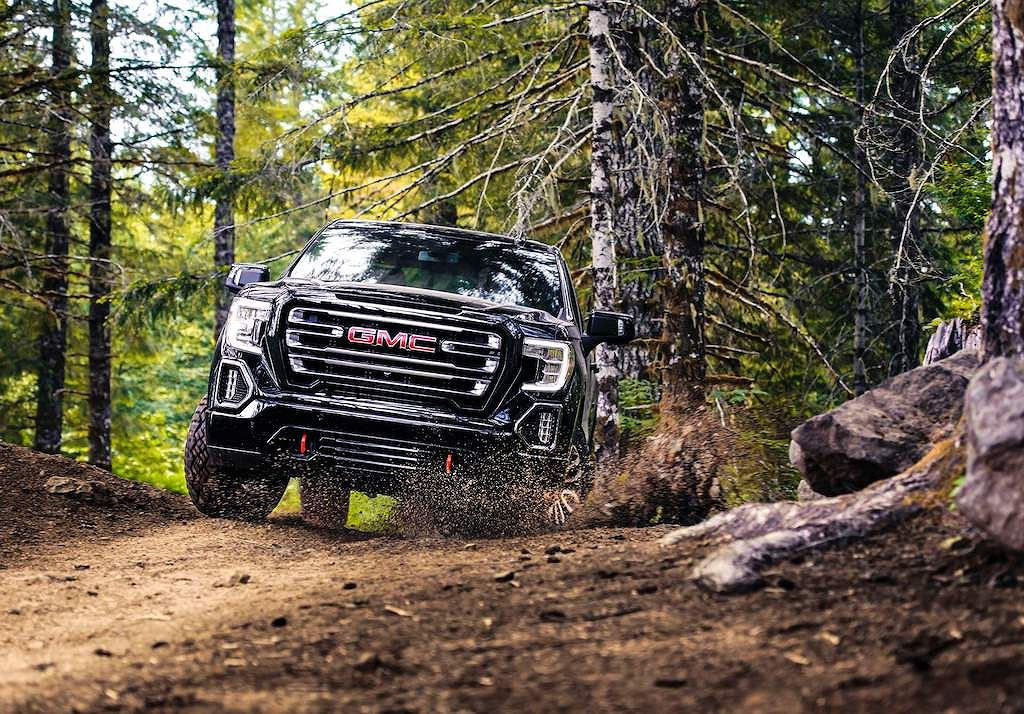 Giá gói Off-Road Performance lên tới 4.940 USD. Theo đó, khách hàng sẽ phải trả giá xe GMC Sierra AT4 2019 với tổng cộng 55.740 USD (khoảng gần 13 tỷ) (chưa bao gồm các chi phí như lãi địa lý, tiền vận chuyển, thuế, đăng ký) cho siêu phẩm này.