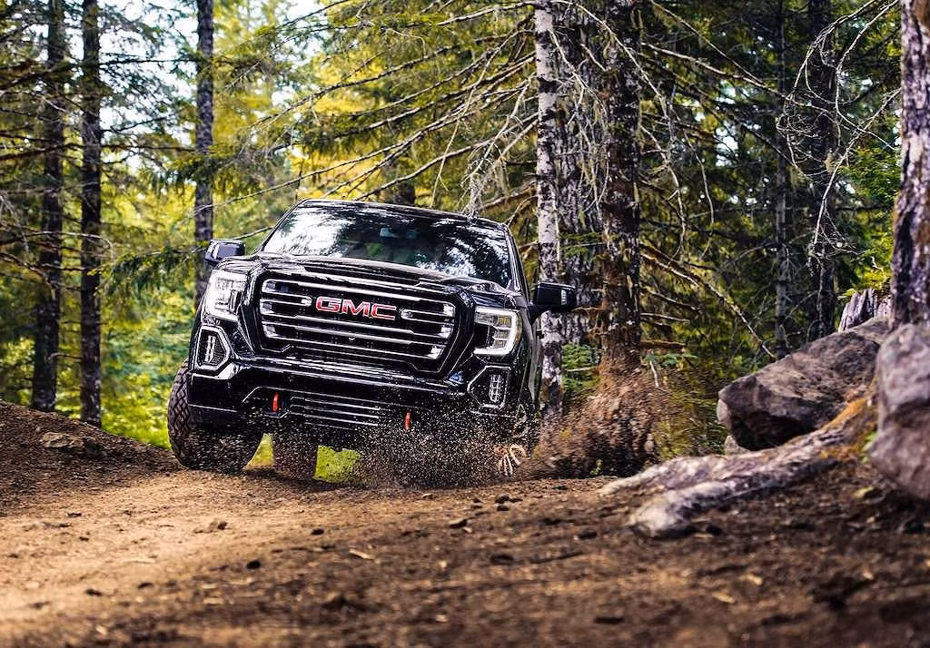 Giá gói Off-Road Performance lên tới 4.940 USD. Theo đó, khách hàng sẽ phải trả giá xe GMC Sierra AT4 2019 với tổng cộng 55.740 USD (khoảng gần 13 tỷ) (chưa bao gồm các chi phí như lãi địa lý, tiền vận chuyển, thuế, đăng ký) cho siêu phẩm này.