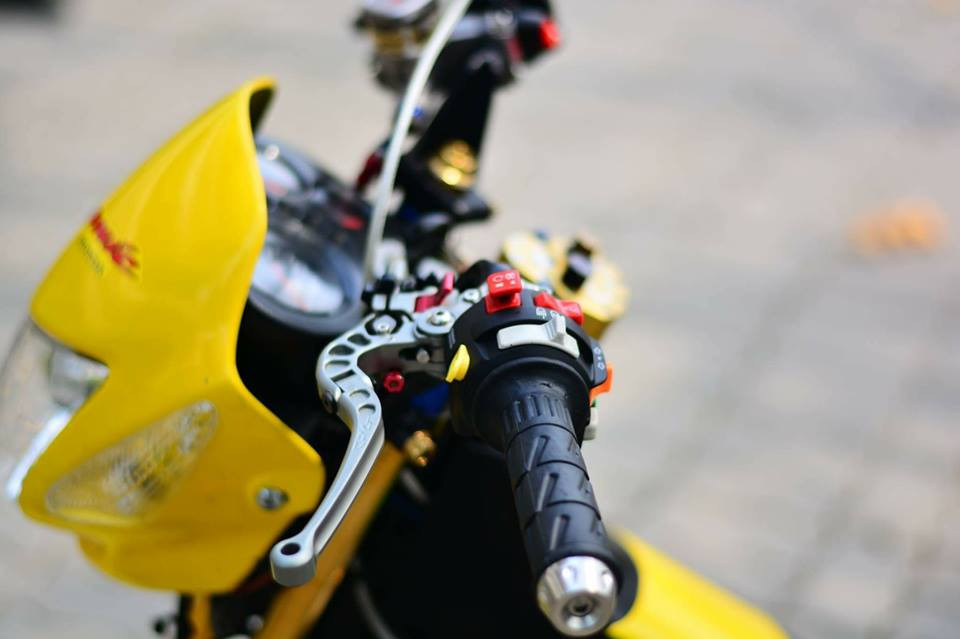 Phần tay côn cách điệu với nhiều màu sắc khác nhau. Đặc biệt, cùm tay côn CRG GP được tích hợp chống gãy đầy tiện ích.