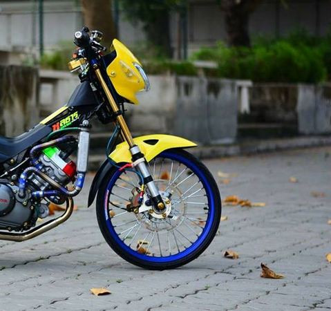 Phía đầu xe của chiếc xe Honda Sonic độ khá phong trần.