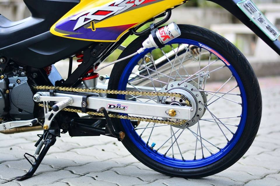 Vành xe nguyên bản của hãng xe máy Honda đã được độ lại đầy cá tính.