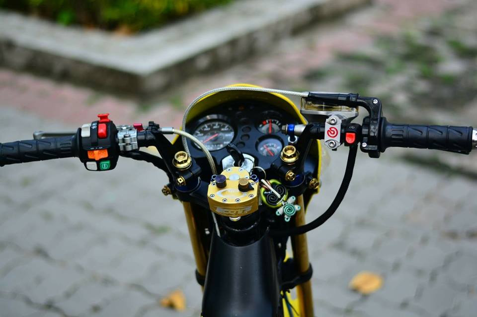 Đồ chơi hàng hiệu được sử dụng khá nhiều cho cụm điều khiển của xe. Đặc biệt chủ nhân còn đầu tư trang bị trợ lực lái đến từ thương hiệu Scott giúp xe ổn định tay lái ở tốc độ cao và cụm công tắc Honeywell, tay thắng Brembo bình dầu (bên phải) và cùm tay côn CRG GP (bên trái).