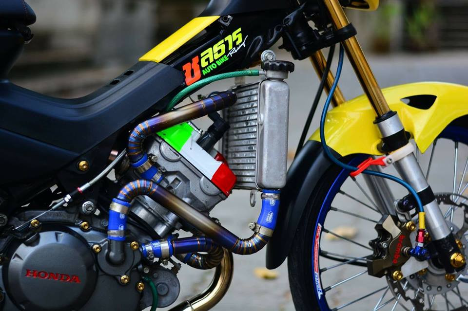 Hai bên yêm xe được gỡ bỏ để lộ phần động cơ tạo phong cách bụi bặm cho chiếc xe. Các thông số động cơ xe được giữ nguyên bản. Riêng hệ thống giải nhiệt được truyền qua các đường ống được thay thế bằng chất liệu Titan, đi kèm là dàn ốc vàng bắt mắt trên lốc máy của xe.