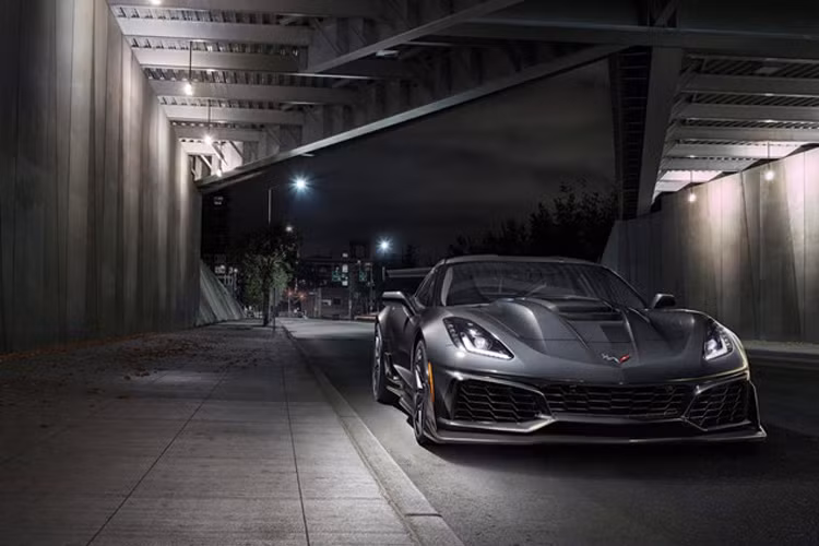 Chevrolet Corvette ZR1 2019 là siêu xe hiệu năng mạnh nhất của dòng Corvette, với công suất cao nhất. Chevrolet Corvette ZR1 2019 được hy vọng sẽ trở thành chiếc xe có hiệu suất lớn nhất và công nghệ tiên tiến nhất trong lịch sử sản xuất của hãng xe Mỹ. Theo đó,xe có thể đạt tốc độ tối đa trên 337,9 km/h.