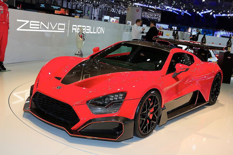 Tới từ nhà sản xuất Đan Mạch Zenvo, chiếc hypercar Zenvo TSR-S được ra mắt với tham vọng trở thành một trong những siêu xe đua đường phố "khủng" nhất Thế giới. TSR-S được trang bị khối động cơ 5.8l V8 với 2 bộ siêu nạp, được Zenvo hoàn toàn tự phát triển với công suất 1.177 mã lực và mô-men xoắn hơn 1.100Nm. Với trọng lượng khô chỉ 1.495kg, không ngạc nhiên khi chiếc xe đạt hiệu năng cực cao: thời gian tăng tốc từ 0-100km/h chỉ trong 2,8 giây, 0-200km/h trong 6,8 giây và tốc độ tối đa giới hạn điện tử ở mức 325km/h.