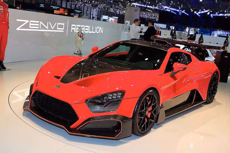 Tới từ nhà sản xuất Đan Mạch Zenvo, chiếc hypercar Zenvo TSR-S được ra mắt với tham vọng trở thành một trong những siêu xe đua đường phố "khủng" nhất Thế giới. TSR-S được trang bị khối động cơ 5.8l V8 với 2 bộ siêu nạp, được Zenvo hoàn toàn tự phát triển với công suất 1.177 mã lực và mô-men xoắn hơn 1.100Nm. Với trọng lượng khô chỉ 1.495kg, không ngạc nhiên khi chiếc xe đạt hiệu năng cực cao: thời gian tăng tốc từ 0-100km/h chỉ trong 2,8 giây, 0-200km/h trong 6,8 giây và tốc độ tối đa giới hạn điện tử ở mức 325km/h.
