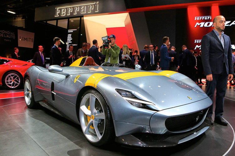 Bộ đôi siêu phẩm Ferrari Monza SP1 và SP2 sử dụng khối động cơ V12 6.5L nạp khí tự nhiên và được cho là cỗ máy mạnh nhất mà hãng xe Ý từng chế tạo. Được cải tiến từ 812 Superfast, động cơ này cho công suất lên tới 809 mã lực (tăng từ 798 mã lực) tại 8.500 vòng/phút và mô-men xoắn 719Nm tại 7.000 vòng/phút. Sức mạnh được truyền đến bánh sau thông qua hộp số ly hợp kép 7 cấp. Nhờ đó, hai siêu phẩm mới này có thể tăng tốc từ 0-100km/h trong 2,9 giây, và đặt vận tốc 200km/h chỉ trong 7,9 giây. Tốc độ tối đa được cho là sẽ tới hơn 300 km/h.