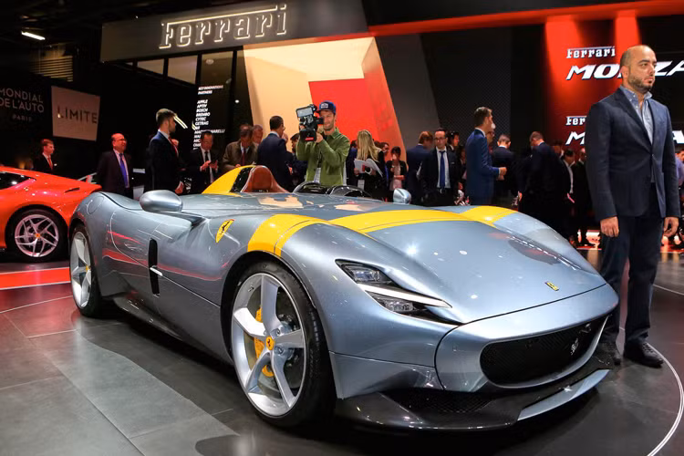 Bộ đôi siêu phẩm Ferrari Monza SP1 và SP2 sử dụng khối động cơ V12 6.5L nạp khí tự nhiên và được cho là cỗ máy mạnh nhất mà hãng xe Ý từng chế tạo. Được cải tiến từ 812 Superfast, động cơ này cho công suất lên tới 809 mã lực (tăng từ 798 mã lực) tại 8.500 vòng/phút và mô-men xoắn 719Nm tại 7.000 vòng/phút. Sức mạnh được truyền đến bánh sau thông qua hộp số ly hợp kép 7 cấp. Nhờ đó, hai siêu phẩm mới này có thể tăng tốc từ 0-100km/h trong 2,9 giây, và đặt vận tốc 200km/h chỉ trong 7,9 giây. Tốc độ tối đa được cho là sẽ tới hơn 300 km/h.