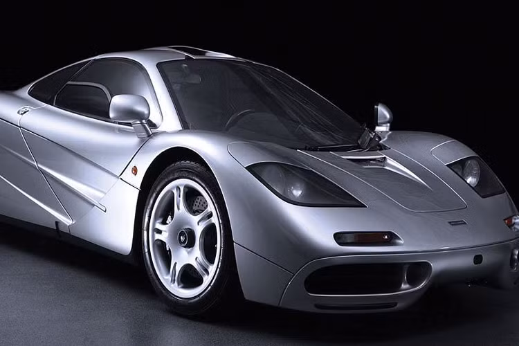 McLaren đã từng khẳng định rằng Speedtail sẽ là siêu xe nhanh nhất, mạnh nhất mà hãng từng tạo ra. Trong đó, yếu tố "nhanh nhất" không chỉ đồng nghĩa với việc chiếc xe sẽ có tốc độ tối đa lớn hơn McLaren F1, mà còn là các đặc tính liên quan tới tốc độ khác như khả năng tăng tốc. Xe có công suất 1.050 mã lực, đó là nhờ sự kết hợp giữa khối động cơ xăng và hybrid, Speedtail sẽ chỉ mất 12,8 giây để tăng tốc 0-300 km/h.