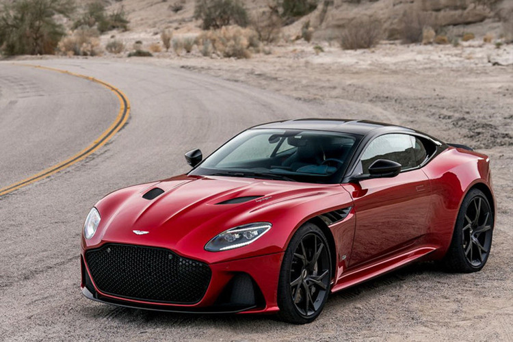 Aston Martin DBS Superleggera 2019 có cấu trúc siêu nhẹ, các tấm thân được làm từ sợi carbon, giúp xe nhẹ hơn 72 kg so với DB11, khối lượng 1.800 kg. Dưới nắp capo là khối động cơ V12 tăng áp kép. Xe có khả năng tăng tốc 0-100 km/h trong 3,4 giây và 0-161km/h trong 6,4 giây. Aston Martin DBS Superleggera là một trong những mẫu siêu xe có gia tốc tốt nhất hiện nay, tốc độ tối đa đạt 339 km/h, ngang với đối thủ Ferrari 812 Superfast công suất 789 mã lực.