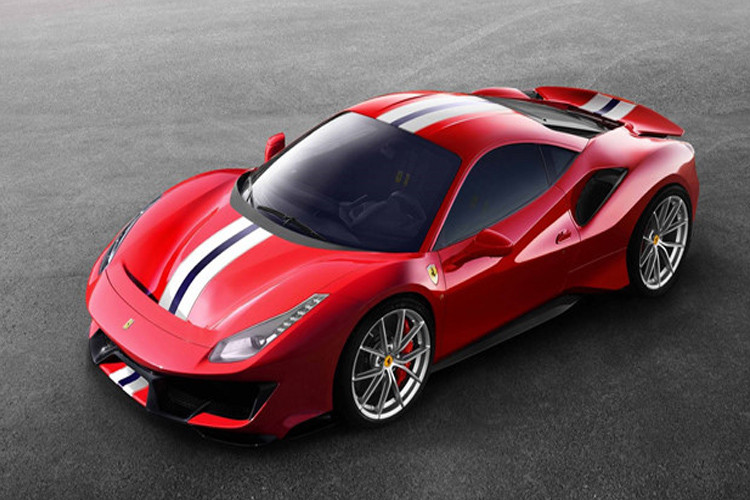 Ferrari 488 Pista sử dụng động cơ V8 sản sinh công suất 720 mã lực tại 8.000 vòng/phút và mô-men xoắn 770 Nm tại 3.000 vòng/phút. Động cơ này mạnh hơn 50 mã lực so với trên 488 GTB tiêu chuẩn. 488 Pista tăng tốc 0-100 km/h mất 2,85 giây trước khi đạt vận tốc tối đa 340 km/h. So với đối thủ trực tiếp Porsche 911 GT2 RS, Ferrari 488 Pista tương đồng về vận tốc tối đa 340 km/h nhưng lại kém hơn ở gia tốc khi mất đến 2,85 giây để tăng tốc 0-100 km/h (911 GT2 RS chỉ mất 2,8 giây).