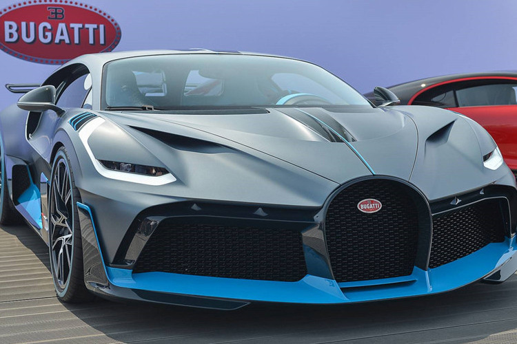Siêu xe Bugatti Divo sử dụng khối động cơ W16 8,0 lít quad-turbocharged quen thuộc, sản sinh công suất 1.479 mã lực. Không như những người anh em khác, Bugatti Divo bị giới hạn ở vận tốc 380 km/h. Bugatti Divo được định vị như một mẫu xe hiệu suất cao, không chỉ là đi nhanh trên đường thẳng. Như Bugatti giải thích, họ muốn chiếc xe trở nên “sắc nét hơn, nhanh nhẹn hơn và linh hoạt hơn”.