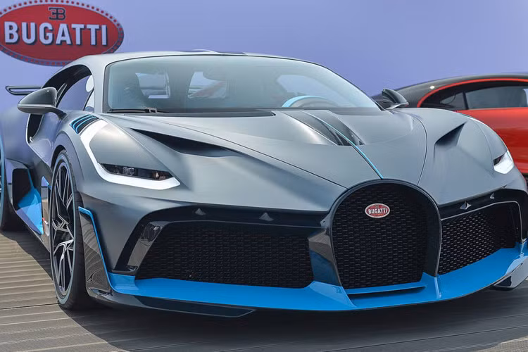 Siêu xe Bugatti Divo sử dụng khối động cơ W16 8,0 lít quad-turbocharged quen thuộc, sản sinh công suất 1.479 mã lực. Không như những người anh em khác, Bugatti Divo bị giới hạn ở vận tốc 380 km/h. Bugatti Divo được định vị như một mẫu xe hiệu suất cao, không chỉ là đi nhanh trên đường thẳng. Như Bugatti giải thích, họ muốn chiếc xe trở nên “sắc nét hơn, nhanh nhẹn hơn và linh hoạt hơn”.