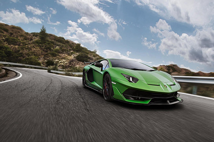 Chỉ 900 phiên bản của siêu bò thương mại nhanh nhất trên trường đua Nurburgring được sản xuất. Điểm nhấn của thành viên mới nhất dòng Aventader không nằm ở thiết kế mà ở sức mạnh động cơ. Nó được giới thiệu là siêu xe sở hữu động cơ V12 mạnh mẽ nhất mà Lamborghini từng sản xuất cho xe thương mại. Động cơ V12 dung tích 6.5 lít hút khí tự nhiên cho công suất tới 770 mã lực, mô men xoắn 720 Nm. Aventador SVJ có thể tăng tốc từ 0-100 km/giờ trong 2,8 giây, tốc độ tối đa 350 km/giờ.