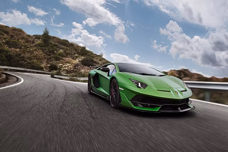 Chỉ 900 phiên bản của siêu bò thương mại nhanh nhất trên trường đua Nurburgring được sản xuất. Điểm nhấn của thành viên mới nhất dòng Aventader không nằm ở thiết kế mà ở sức mạnh động cơ. Nó được giới thiệu là siêu xe sở hữu động cơ V12 mạnh mẽ nhất mà Lamborghini từng sản xuất cho xe thương mại. Động cơ V12 dung tích 6.5 lít hút khí tự nhiên cho công suất tới 770 mã lực, mô men xoắn 720 Nm. Aventador SVJ có thể tăng tốc từ 0-100 km/giờ trong 2,8 giây, tốc độ tối đa 350 km/giờ.