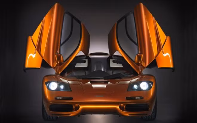 Liên tục được bầu chọn là mẫu xe tốt nhất mọi thời đại khi đạt đỉnh cao tốc độ với vận tốc cực đại hơn 390km/h. Trái tim của siêu xe McLaren F1 là động cơ BMW V12, dung tích 6,1 lít, sản sinh công suất tối đa 618 mã lực. Đây là một trong những siêu xe đầu tiên có khung gầm được chế tạo từ chất liệu sợi carbon nguyên khối.