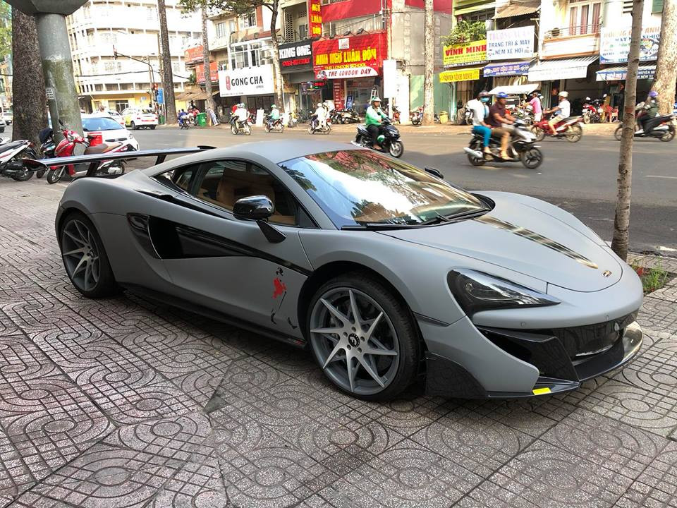 Sau 6 tháng độ mới ngoại hình, chiếc xe rất hiếm khi được chủ nhân của nó cho lăn bánh mà chỉ để trưng bày trong showroom. Tuy nhiên, mới đây nhiều người đi đường ở Sài Gòn lại có dịp chiêm ngưỡng siêu phẩm độc nhất vô nhị này khi chiếc siêu xe này mang diệ mạo hoàn toàn mới.