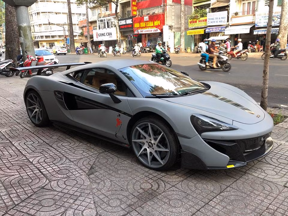 Sau 6 tháng độ mới ngoại hình, chiếc xe rất hiếm khi được chủ nhân của nó cho lăn bánh mà chỉ để trưng bày trong showroom. Tuy nhiên, mới đây nhiều người đi đường ở Sài Gòn lại có dịp chiêm ngưỡng siêu phẩm độc nhất vô nhị này khi chiếc siêu xe này mang diệ mạo hoàn toàn mới.