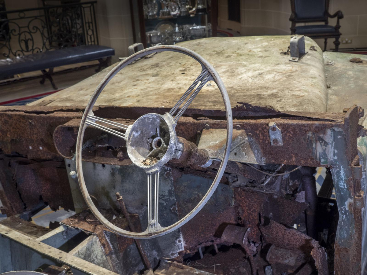 Chiếc xe Land Rover JUE 477 có giá trị về mặt lịch sử vô cùng đặc biệt. Điều đáng nói đó là chiếc xe này từng bị lãng quên trong suốt một thời gian dài tại một khu đất gần Cumbria, Anh. Nguyên nhân cũng khá hi hữu bởi bị chủ xe là David Fairless, một người nông dân… bỏ xó.