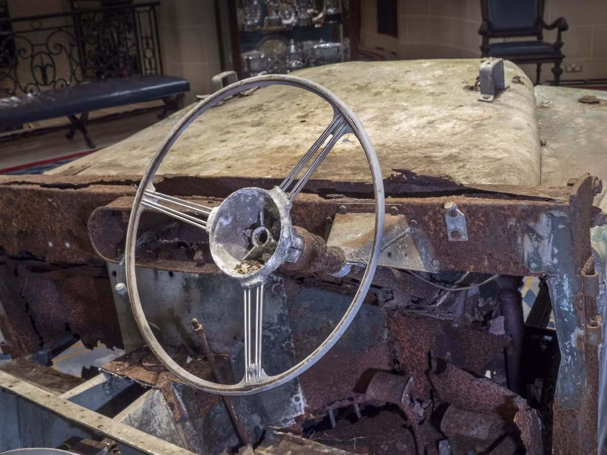 Chiếc xe Land Rover JUE 477 có giá trị về mặt lịch sử vô cùng đặc biệt. Điều đáng nói đó là chiếc xe này từng bị lãng quên trong suốt một thời gian dài tại một khu đất gần Cumbria, Anh. Nguyên nhân cũng khá hi hữu bởi bị chủ xe là David Fairless, một người nông dân… bỏ xó.