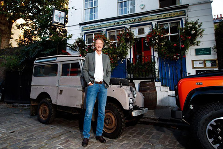 Jim Ratcliffe, CEO của tập đoàn hóa chất đa quốc gia INEOS, được biết đến là người giàu nhất nước Anh hiện tại. Sau khi mất nhiều công sức đấu tranh với chính Land Rover, Jim Ratcliffe chính thức trở thành chủ mới của phiên bản JUE 477 tưởng chừng như đã chìm vào quên lãng từ rất lâu.