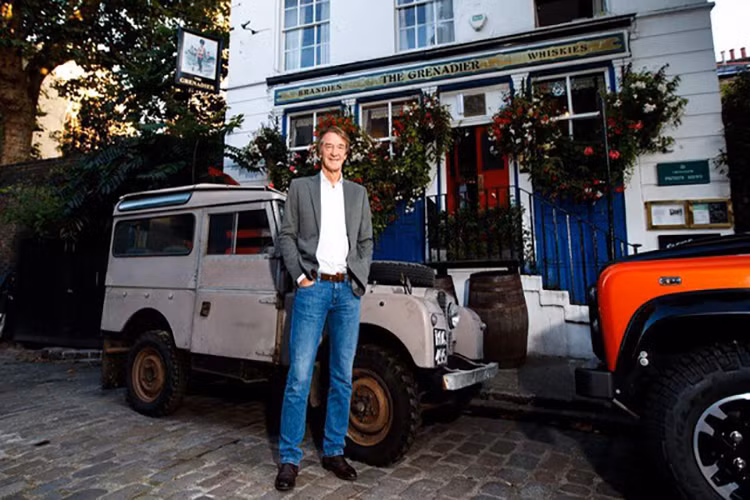 Jim Ratcliffe, CEO của tập đoàn hóa chất đa quốc gia INEOS, được biết đến là người giàu nhất nước Anh hiện tại. Sau khi mất nhiều công sức đấu tranh với chính Land Rover, Jim Ratcliffe chính thức trở thành chủ mới của phiên bản JUE 477 tưởng chừng như đã chìm vào quên lãng từ rất lâu.