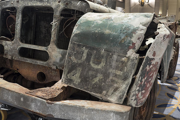 Chiếc Land Rover Defender này còn phải dầm mưa dãi nắng suốt hàng chục năm trời. Cho đến khi những fan của dòng xe này rỉ tai nhau về một chiếc Defender hiếm bị bỏ không thì chiếc xe mới được giải cứu.