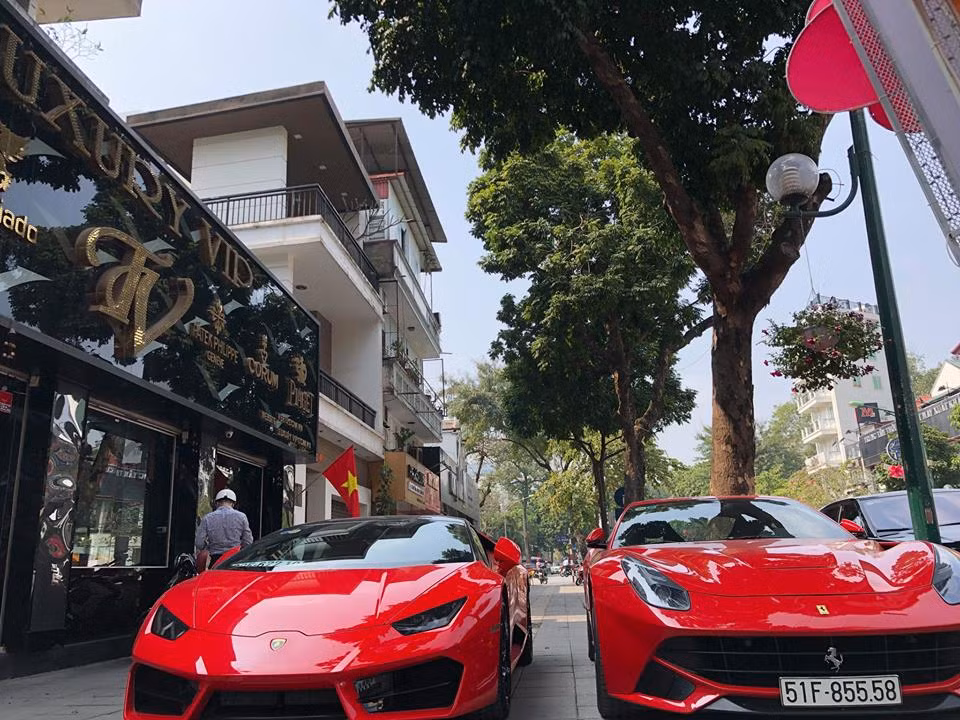 Chiếc "siêu ngựa" và "siêu bò" này đều thuộc dạng hàng hiếm độc nhất vô nhị ở Việt Nam. Chính vì thế, khi diễu hành cùng đoàn siêu xe Car &amp; Passion 2018 trên đường phố trước khi Viếng Lăng Bác, hai siêu xe này luôn nhận được sự chú ý đặc biệt của người đi đường.