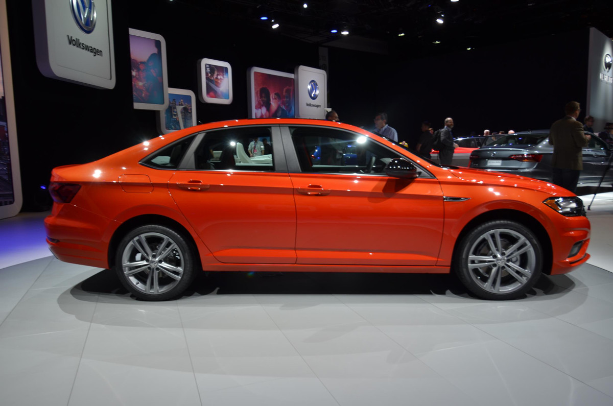 Phiên bản này đi kèm đi kèm hộp số sàn 6 cấp. Các trang bị cơ bản bao gồm đèn pha/đèn hậu LED, mâm xe hợp kim, kết nối Bluetooth, màn hình giải trí cảm ứng 6,5 inch, công nghệ Apple CarPlay, Android Auto và MirrorLink và camera phía sau.