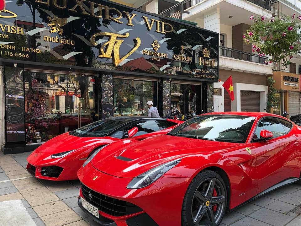 Đây là bộ đôi siêu xe hàng khủng gồm Ferrari F12 Berlinetta có giá khoảng 21 tỷ đồng và Lamborghini Huracan LP580-2 màu đỏ cực hấp dẫn cũng sở hữu mức giá chính hãng khoảng hơn 20 tỷ đồng tại Việt Nam. Được biết, bộ đôi này thuộc sở hữu của một vị đại gia Hà Nội.