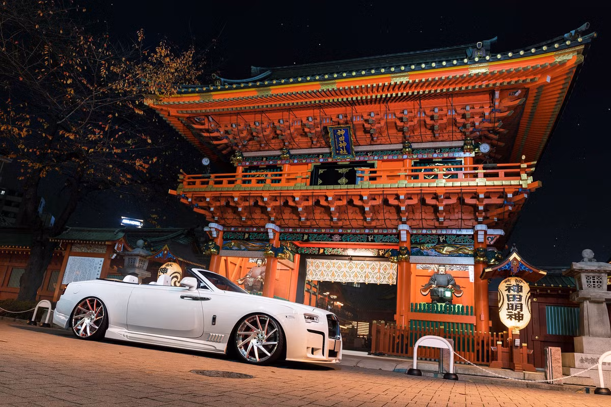 Chiếc xe khoác lên mình ngoại thất và nội thất đều là màu trắng tinh khôi rất thời trang và hút ánh nhìn.