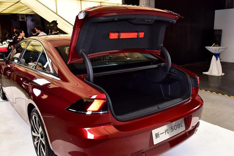 Peugeot 508L 2019 sẽ được bày bán trên thị trường Trung Quốc vào quý I năm sau. Hiện giá xe Peugeot 508L 2019 vẫn còn là ẩn số.