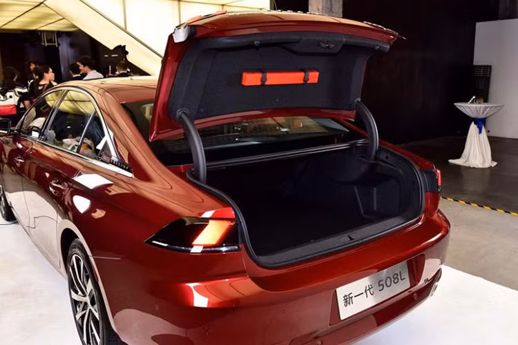 Peugeot 508L 2019 sẽ được bày bán trên thị trường Trung Quốc vào quý I năm sau. Hiện giá xe Peugeot 508L 2019 vẫn còn là ẩn số.