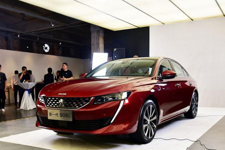 Về thiết kế, Peugeot 508L 2019 mới được trang bị lưới tản nhiệt trước theo phong cách ma trận mới nhất của thương hiệu Peugeot và dải đèn LED định vị ban ngày kéo từ đèn pha xuống cản trước, gợi liên tưởng đến cặp nanh hổ. Bên dưới lưới tản nhiệt còn có hốc gió kéo dài, tăng vẻ ấn tượng cho Peugeot 508L 2019.