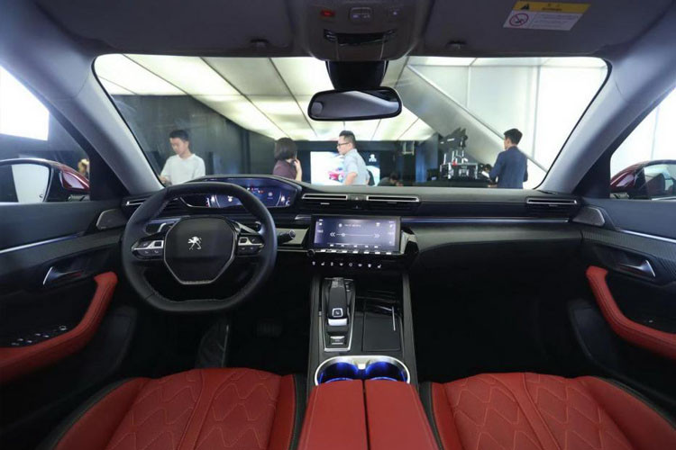 Điểm đáng chú ý nhất trên mẫu xe này là những trang bị bên trong xe. Cụ thể Peugeot 508L 2019 được lắp đặt hệ thống thông tin giải trí với màn hình 10 inch và màn hình 12,3 inch trong bảng đồng hồ, có thể tùy chỉnh. Đó là chưa kể đến nền tảng IoT OceanConnect dựa trên điện toán đám mây do hãng Huawei phát triển. Đây là mẫu xe đầu tiên trong phân khúc được áp dụng công nghệ tương tác giữa người và máy.