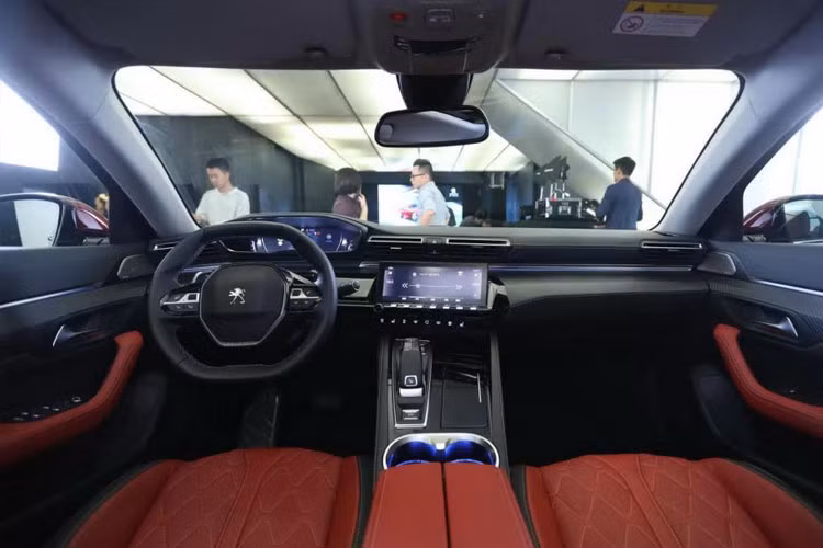 Điểm đáng chú ý nhất trên mẫu xe này là những trang bị bên trong xe. Cụ thể Peugeot 508L 2019 được lắp đặt hệ thống thông tin giải trí với màn hình 10 inch và màn hình 12,3 inch trong bảng đồng hồ, có thể tùy chỉnh. Đó là chưa kể đến nền tảng IoT OceanConnect dựa trên điện toán đám mây do hãng Huawei phát triển. Đây là mẫu xe đầu tiên trong phân khúc được áp dụng công nghệ tương tác giữa người và máy.