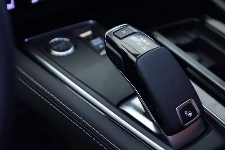 Peugeot 508L 2019 sử dụng động cơ xăng 4 xi-lanh, tăng áp, dung tích 1,6 lít với công suất tối đa 167 mã lực. Động cơ dự kiến sẽ kết hợp với hộp số 8 cấp.