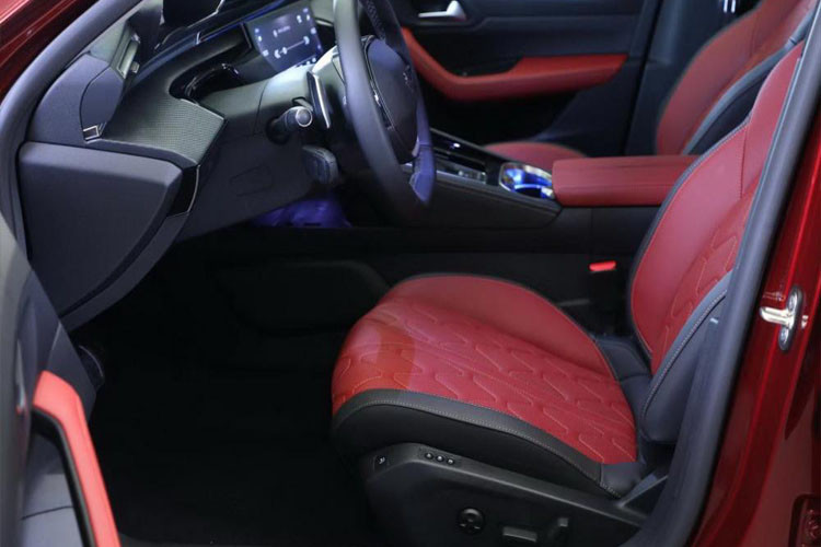 Xe có hàng ghế trước có 3 cấu hình khác nhau, bao gồm ghế lái + ghế phụ lái chỉnh tay 6 hướng, ghế lái chỉnh điện 8 hướng + ghế phụ lái chỉnh tay 6 hướng và ghế lái + ghế phụ lái chỉnh điện 8 hướng.