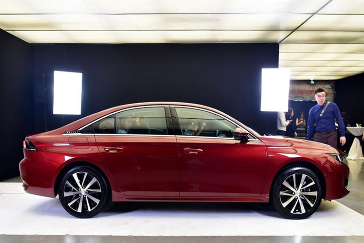 Điểm thay đổi lớn nhất của thiết kế Peugeot 508L 2019 là chiều dài cơ sở 2.848 mm, tăng 55 mm so với bản thường. Chiều dài của Peugeot 508L 2019 đạt mức 4.856 mm, tăng 100 mm so với 508 tiêu chuẩn. Điều này là nguyên nhân kéo theo nhiều thay đổi lớn bên trong xe.