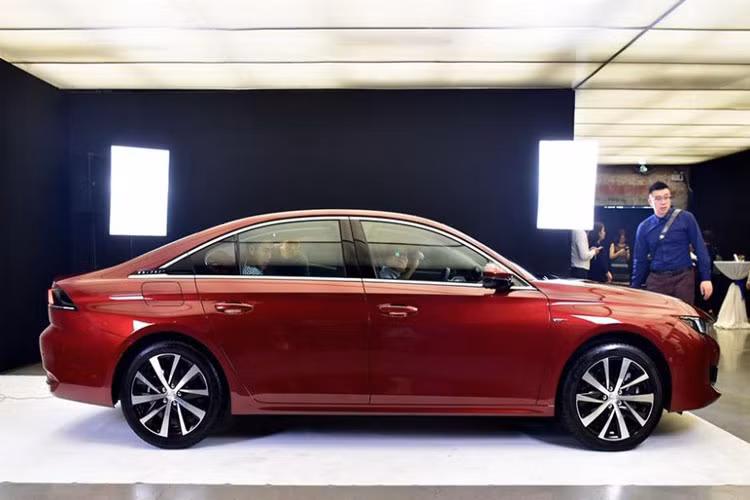 Điểm thay đổi lớn nhất của thiết kế Peugeot 508L 2019 là chiều dài cơ sở 2.848 mm, tăng 55 mm so với bản thường. Chiều dài của Peugeot 508L 2019 đạt mức 4.856 mm, tăng 100 mm so với 508 tiêu chuẩn. Điều này là nguyên nhân kéo theo nhiều thay đổi lớn bên trong xe.