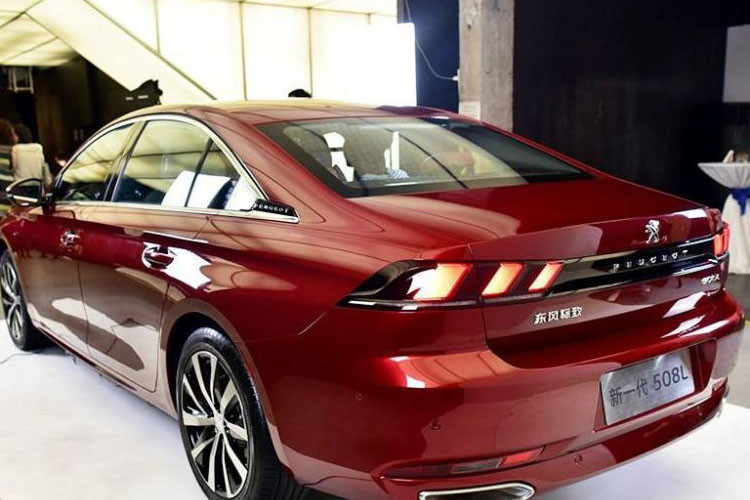 Tùy thuộc vào bản trang bị, Peugeot 508L 2019 sẽ có cụm đèn pha LED, cửa sổ trời, radar hỗ trợ lùi, camera lùi hay rèm cửa sổ.