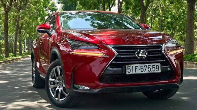 Chiếc NX200t màu đỏ biển Sài Gòn mà chúng tôi nhắc đến trong bài thuộc đời 2016, đã lăn bánh 16.000, còn bảo hành chính hãng đến năm 2019, giá bán lại là 2,32 tỷ đồng.