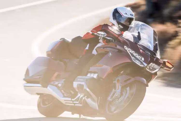 Honda Gold Wing Tour với bề dày lịch sử, được nhiều khách hàng lựa chọn nhờ sự bền bỉ, tiện nghi và hiệu năng mà xe mang lại trong những chuyến đi chơi xa. Chính vì thế, mẫu xe này được đánh giá cao trong danh mục xe touring của năm 2018.