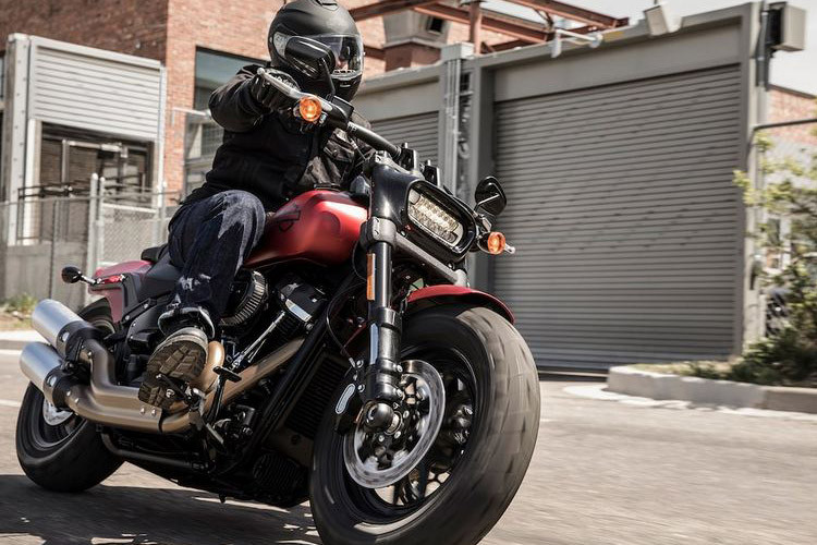 Harley-Davidson Fat Bob 114 có ưu điểm từ khối động cơ Milwaukee-Eight 114 mạnh mẽ hơn, ga nhạy hơn, Torque mạnh hơn (ra xe mạnh mẽ), tiết kiệm nhiên liệu và hoạt động êm ái hơn so với Twin Cam 103. Những yếu tố làm nên một chiếc Cruiser tuyệt vời.