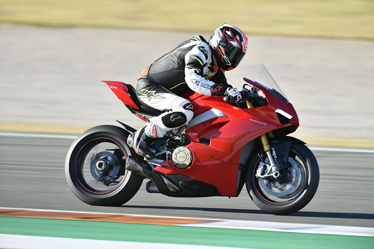 Panigale V4 là mẫu môtô Ducati thương mại đầu tiên sử dụng động cơ V4, được phát triển từ chiếc Ducati Desmosedici V4 trong giải đua MotoGP. Động cơ có dung tích 1.103 cc, cho công suất 214 mã lực, và 226 mã lực đối với biến thể Panigale V4 Special trang bị ống xả titanium Akrapovic. Động cơ của Panigale V4 chỉ nặng hơn 2,2 kg so với động cơ của 1299 Panigale.