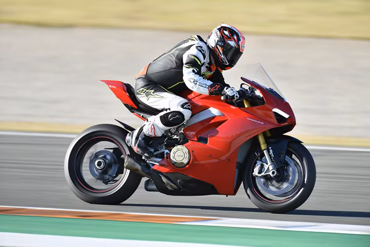Panigale V4 là mẫu môtô Ducati thương mại đầu tiên sử dụng động cơ V4, được phát triển từ chiếc Ducati Desmosedici V4 trong giải đua MotoGP. Động cơ có dung tích 1.103 cc, cho công suất 214 mã lực, và 226 mã lực đối với biến thể Panigale V4 Special trang bị ống xả titanium Akrapovic. Động cơ của Panigale V4 chỉ nặng hơn 2,2 kg so với động cơ của 1299 Panigale.