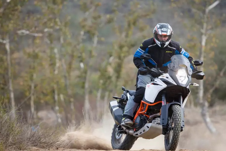 Chiếc xe được xướng danh ở phân khúc xe Adventure của năm 2018 là KTM 1090 Adventure R. Đây cũng là dòng xe mới, vừa được thương hiệu xe Áo tung ra thị trường vào năm 2017.