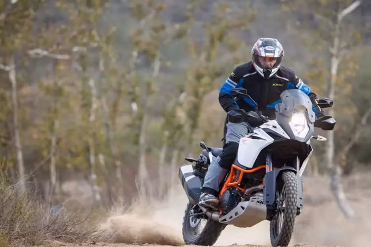 Chiếc xe được xướng danh ở phân khúc xe Adventure của năm 2018 là KTM 1090 Adventure R. Đây cũng là dòng xe mới, vừa được thương hiệu xe Áo tung ra thị trường vào năm 2017.