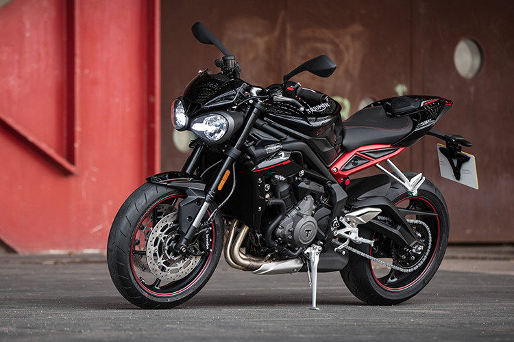 Triumph Speed Triple R được xếp top đầu trong phân khúc xe hạng trung. Xe được trang bị khối động cơ 3 xy-lanh 12 van DOHC, dung tích 1050cc làm mát bằng chất lỏng và cả dầu máy, phun xăng điện tử với gần 100 chi tiết được cải thiện giúp sản sinh công suất tối đa lên tới 138 mã lực cùng mô-men xoắn cực đại 112Nm, truyền lực tới bánh sau thông qua hộp số 6 cấp ly hợp trượt chống khóa bánh khi dồn số gấp (slipper clutch) và xích tải.
